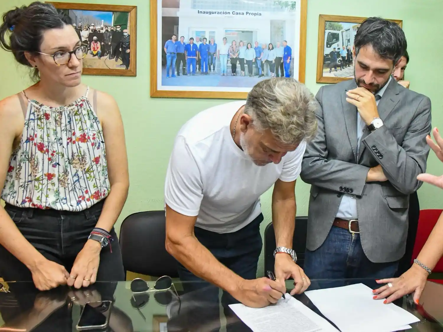 El intendente de Firmat, Leonel Maximino, suscribiendo el convenio.