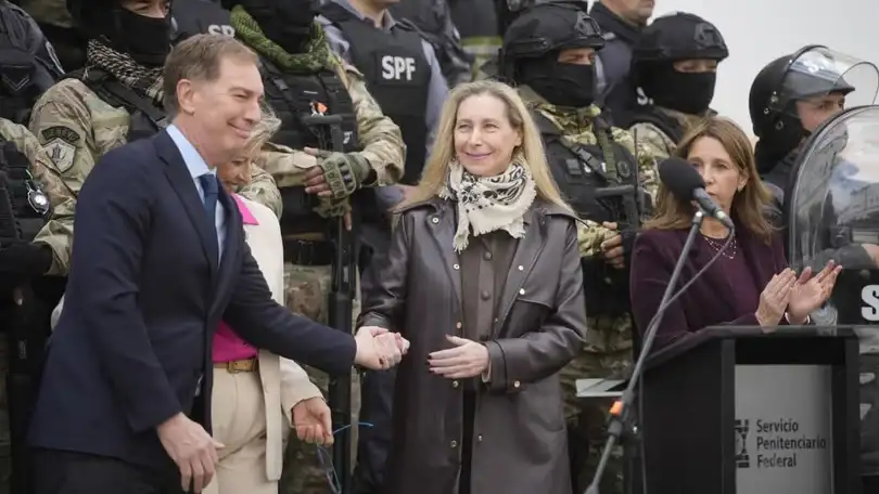 La secretaria General de la Presidencia, Karina Milei, junto a Diego Santilli, Alejandra Monteoliva y Pilar Ramírez..
