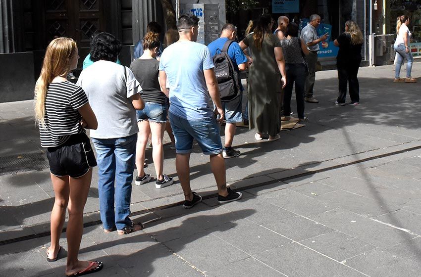 El dólar subió y rozó los $19