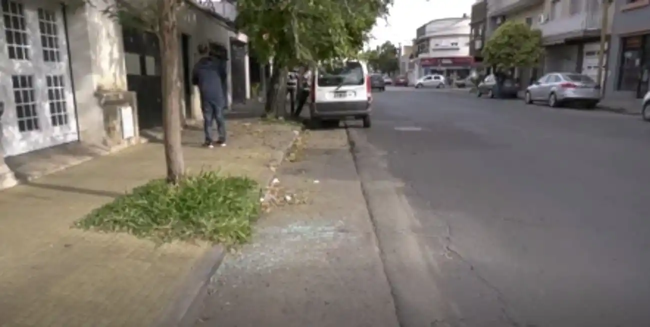 Video: un hombre rompió los vidrios del auto de una mujer con un matafuegos