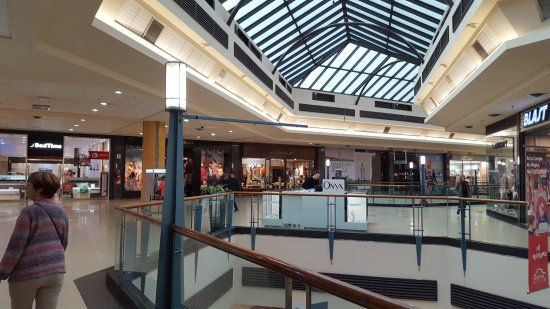 Intentó robar un aire acondicionado en un shopping y se lanzó al vacío: quedó herido y detenido