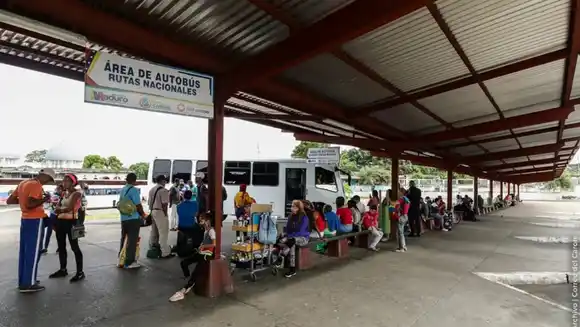 Acalorada discusión de pareja culminó en tragedia dentro de autobús