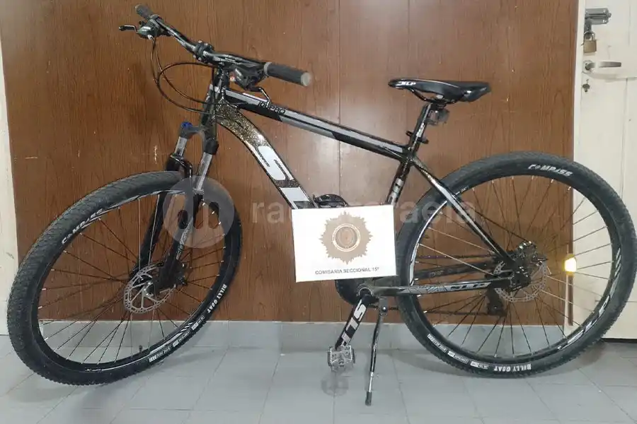 Robaron una bicicleta desde un templo religioso: vecinos identificaron al ladrón