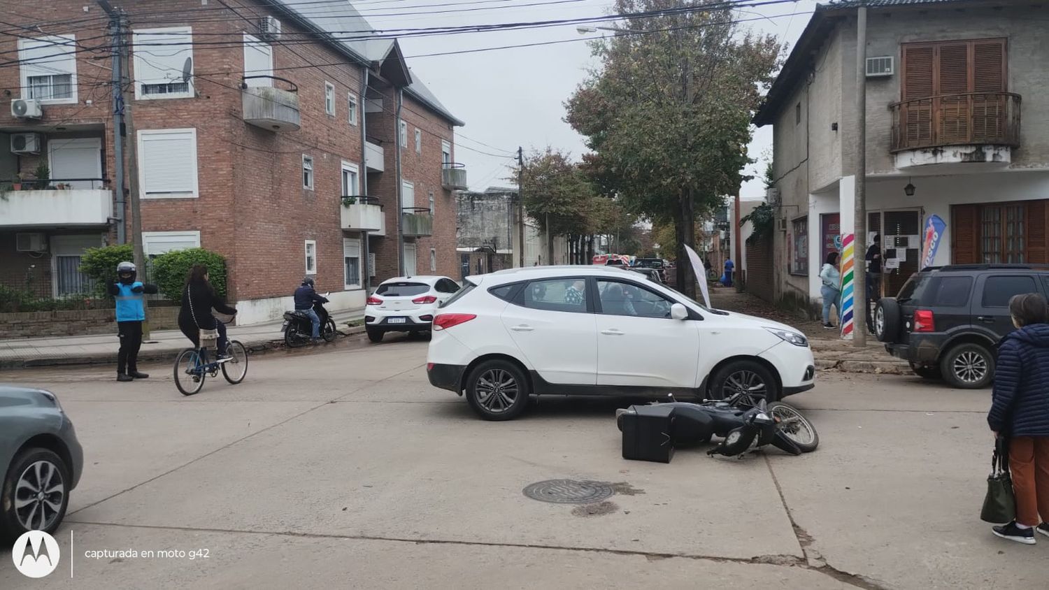 Fuerte choque en la esquina de Chacabuco e Italia.