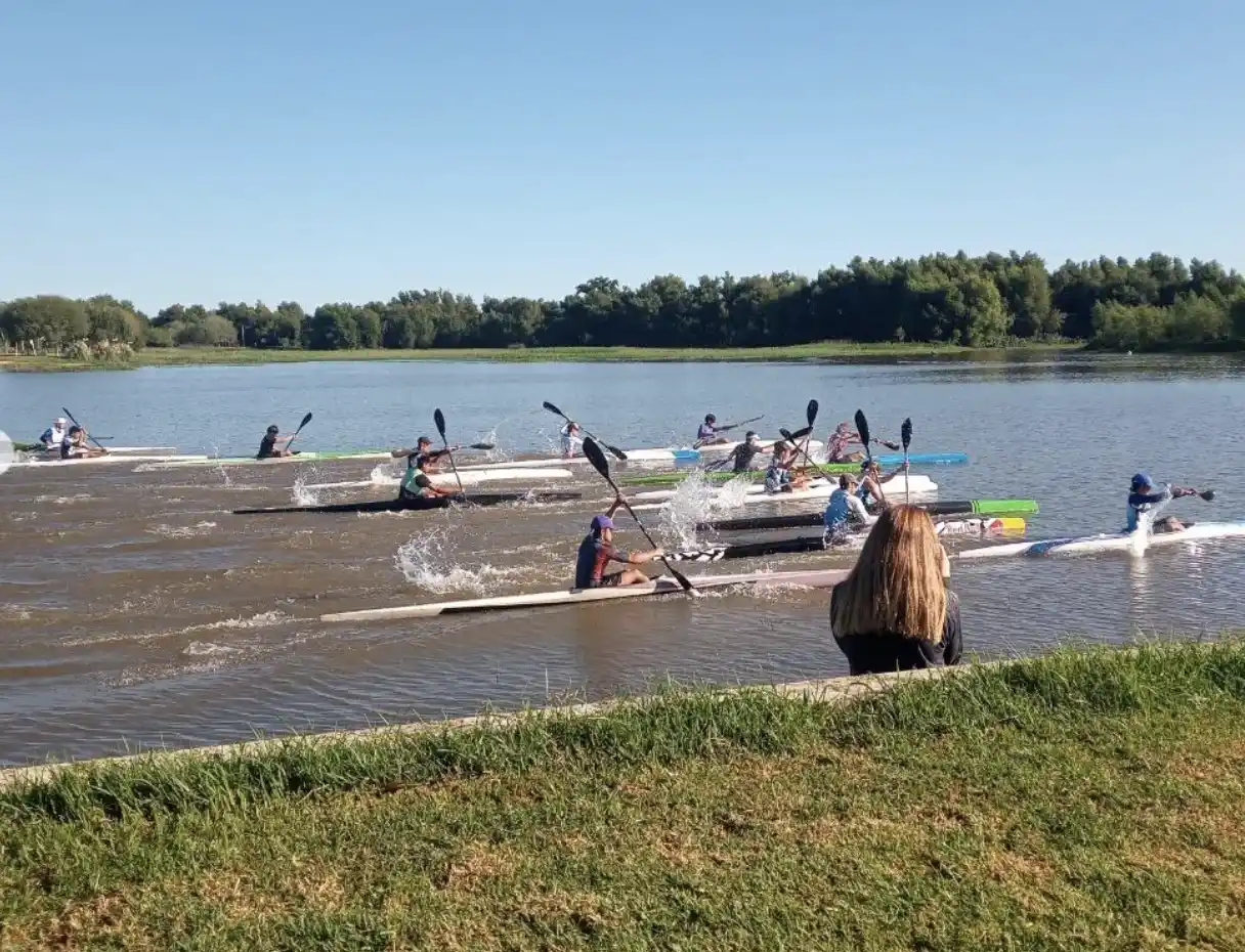Canotaje: mientras se preparan para la maratón, hubo encuentro de escuelitas en Náutico