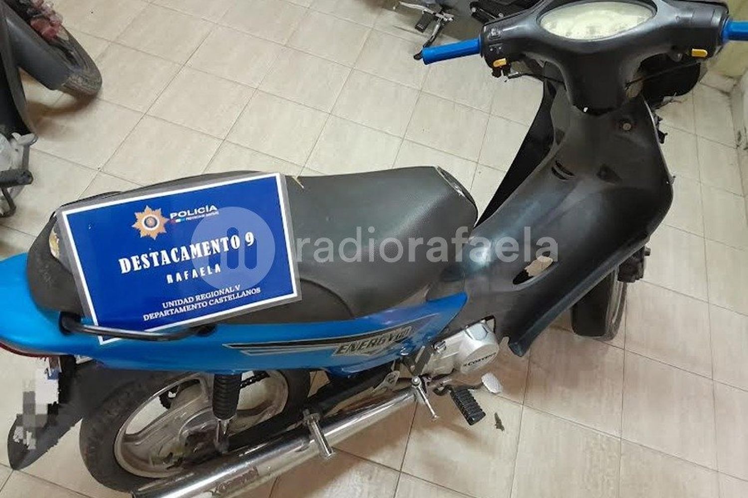 Llevaban una moto a la par sin poder encenderla: se la secuestraron