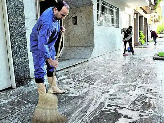 Controlan el derrame de agua en la vía pública