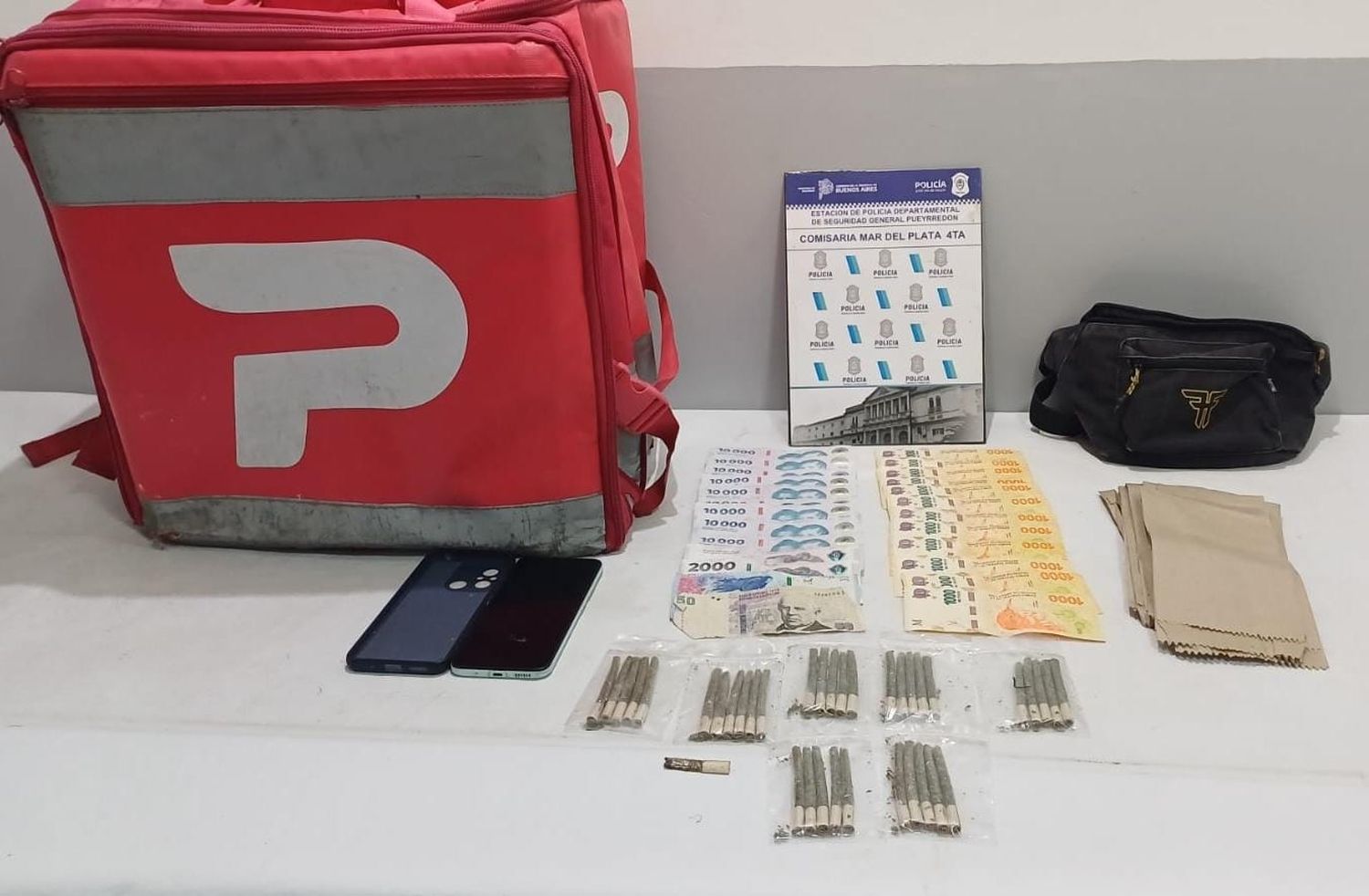 Detienen a un delivery con cigarrillos de marihuana en la mochila