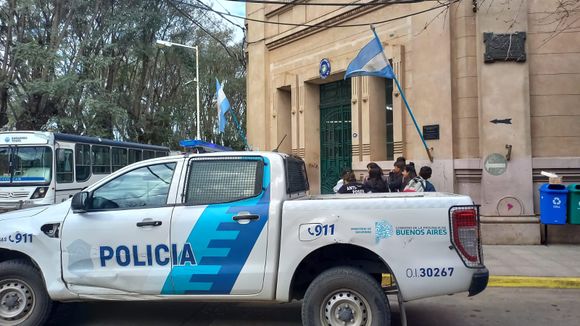 Dos alumnas a los golpes en la puerta de la escuela