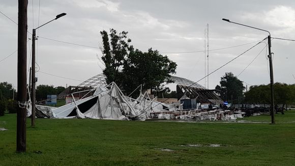 Temporal en Bragado: Se voló una carpa lista para una fiesta de egresados