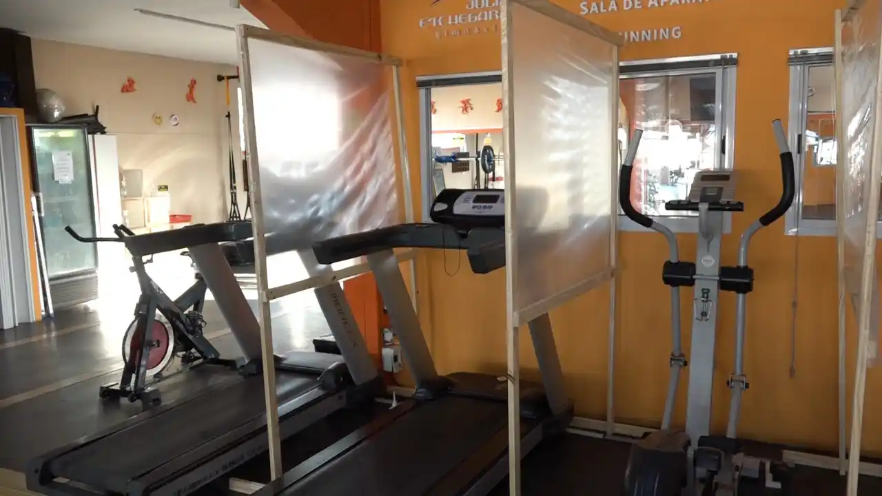 Gimnasios en rebeldía: Dos municipios bonaerenses los cerraron tras bajar a fase 4 y quieren abrir