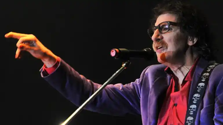 Operaron de urgencia a Charly García