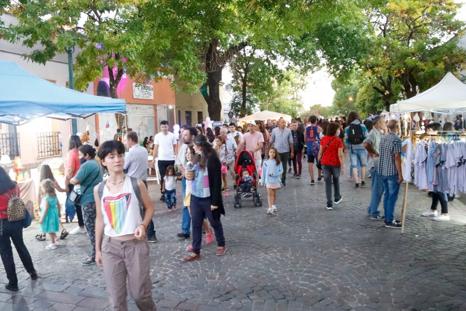 Este domingo la calle Alem se llenará de arte y emprendedores de la ciudad