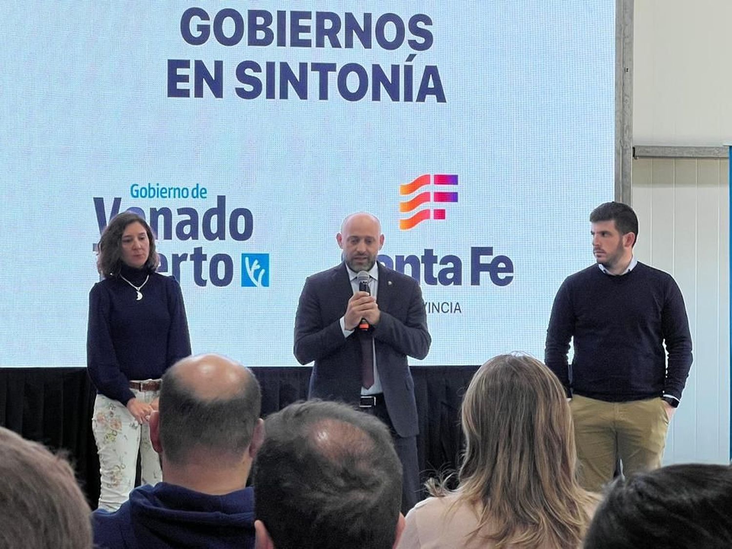 "Debemos generar herramientas para el sector privado, que es el que genera empleo en cada localidad”, sostuvo el ministro Gustavo Puccini junto al intendente Chiarella y la senadora Di Gregorio. Foto: GSF