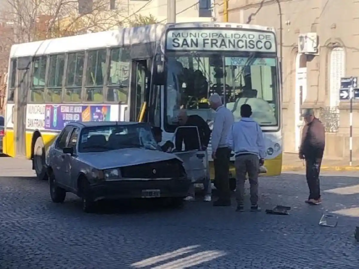 Violento choque entre un auto y un colectivo con niños de una Guardería Municipal 