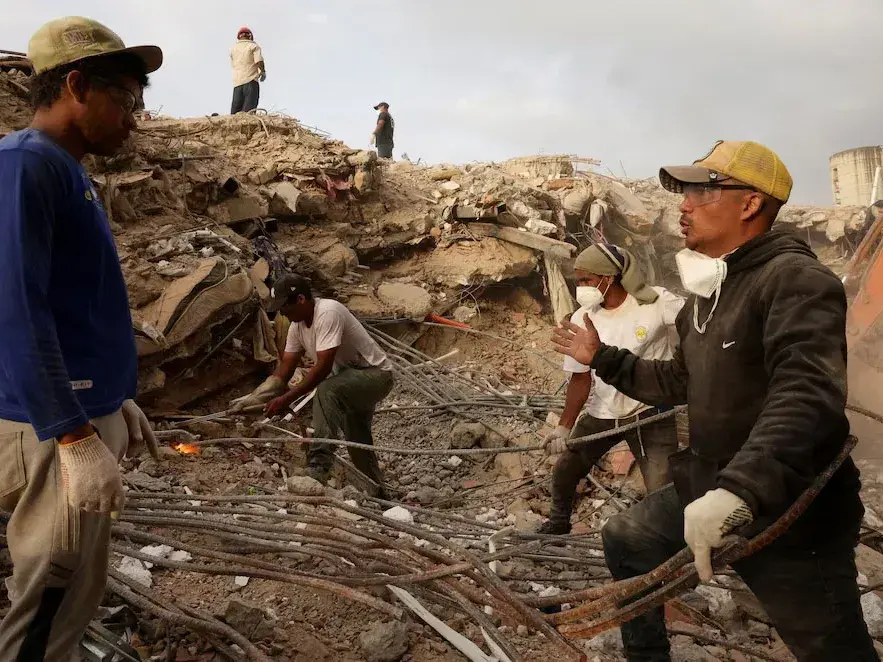 Saqueadores se aprovechan de la ausencia del Estado para robar en zonas afectadas por el terremoto
