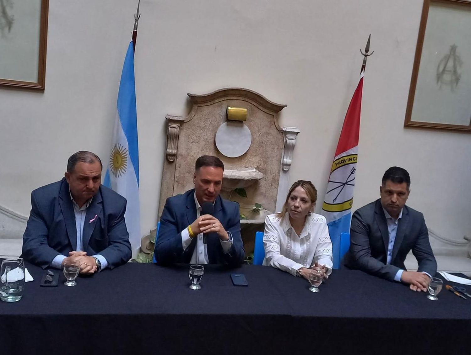 La provincia anunció la licitación de las obras para invertir en redes de agua potable y cloacas en Rosario y Santa Fe