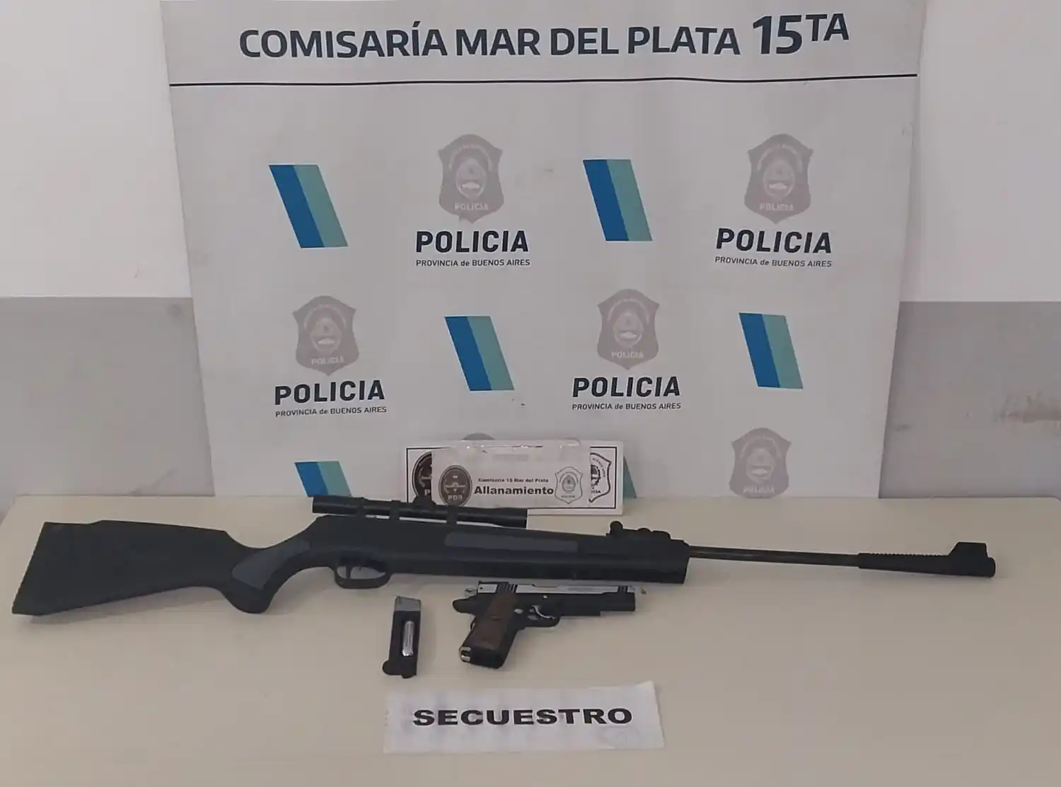 Una de las armas secuestradas al agresor.