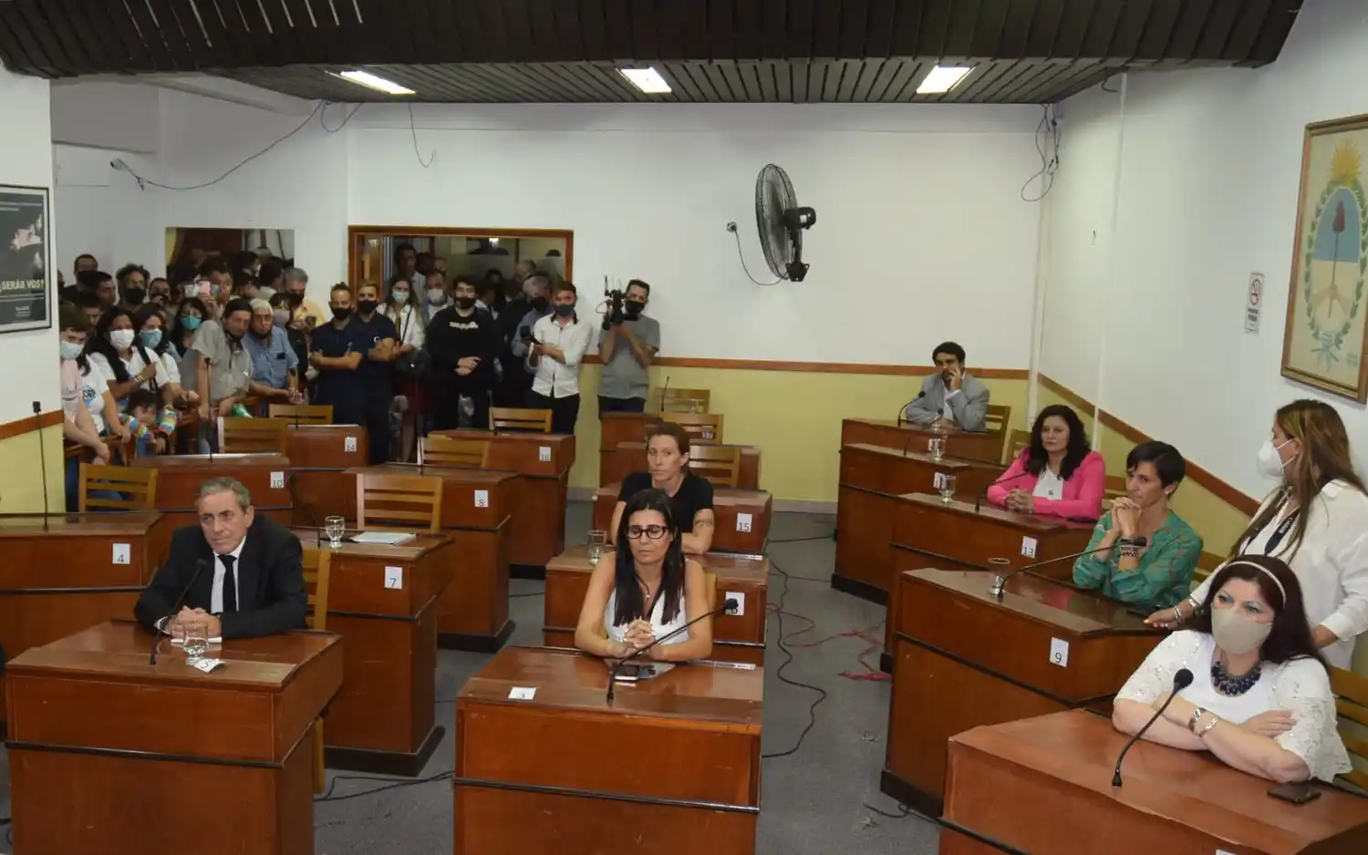 Video: Reproches y empujones a la salida del Concejo Deliberante de La Costa entre militantes y ediles de "Juntos"