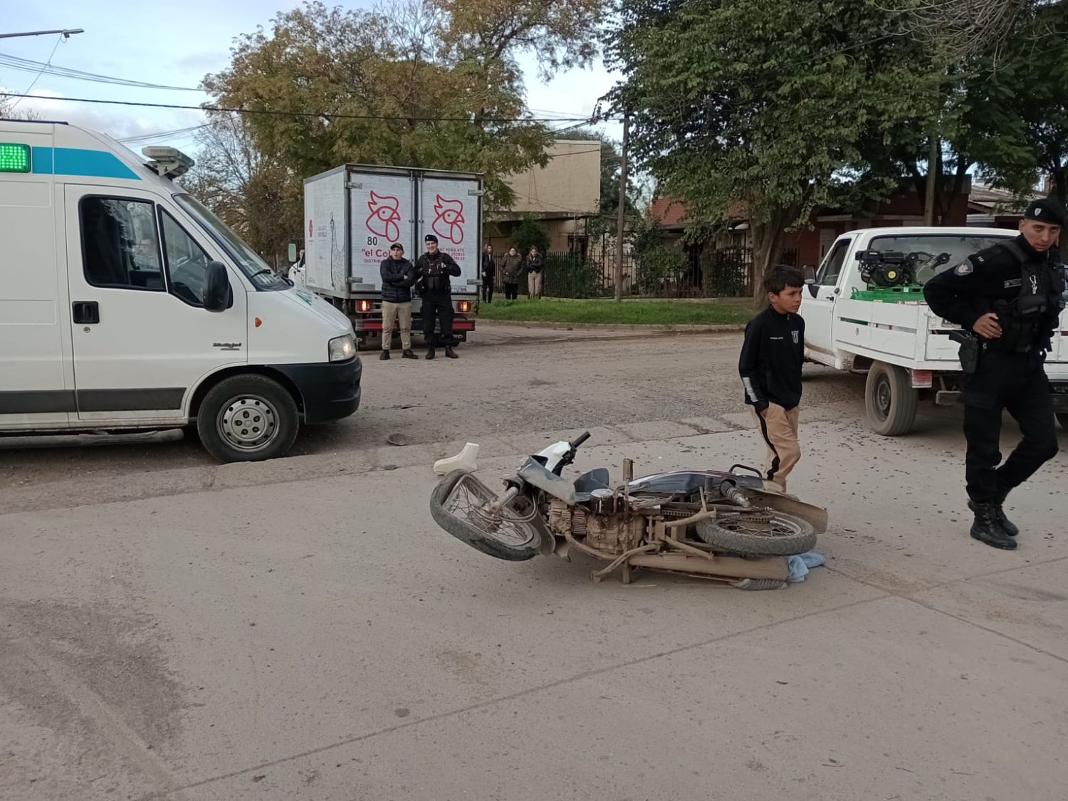 Las tripulantes de la motocicleta debieron ser asistidas por personal de emergencia. Foto: Bomberos de Venado Tuerto.