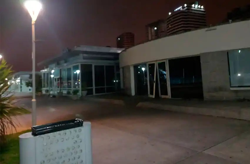 Delincuente rompió puertas y robó dinero y una cerveza de boliches de Playa Grande
