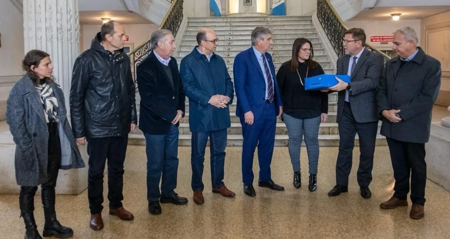 La entrega del informe final fue en el hall de la Legislatura y fue recibido por el ministro Bastia. Crédito: Gobierno de Santa Fe