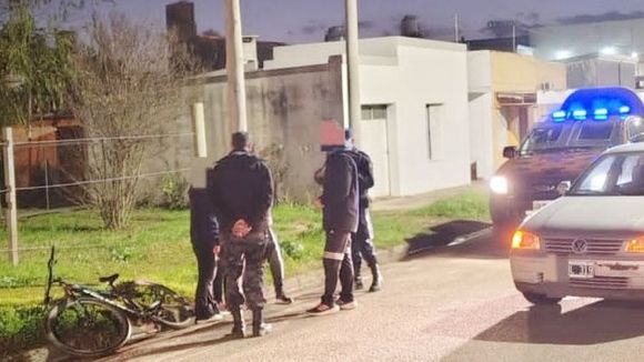 Accidente entre un auto y una bicicleta en San Salvador