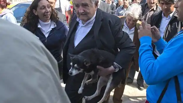 Con su perra en brazos, Mujica despidió a China Zorrilla 