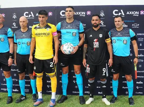 Fútbol: Joaquín Gil tuvo un polémico arbitraje en Copa Argentina
