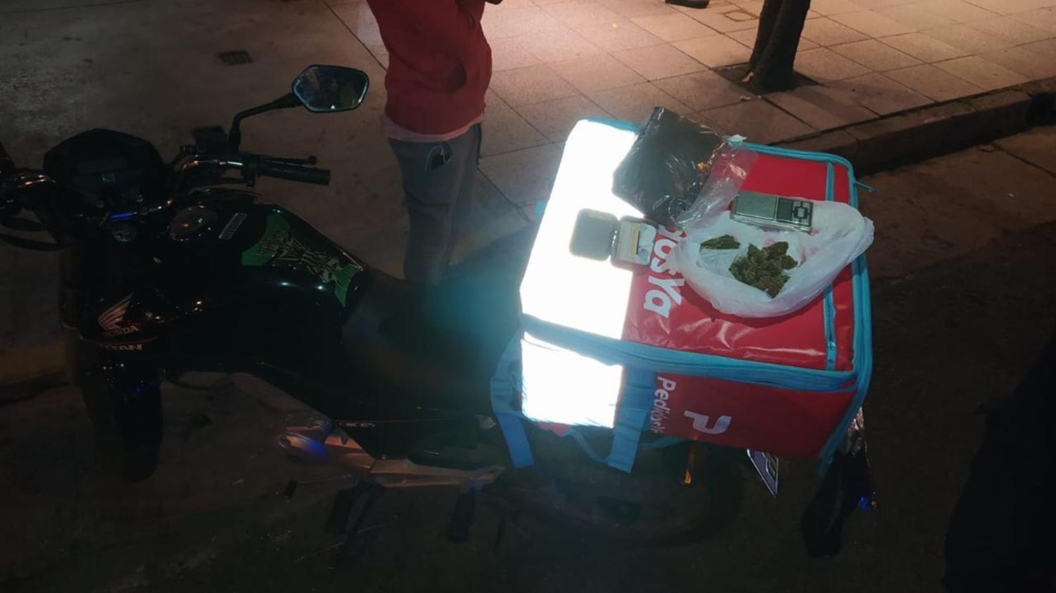 Hacía honor a su oficio: agarran a Delivery con marihuana y una balanza