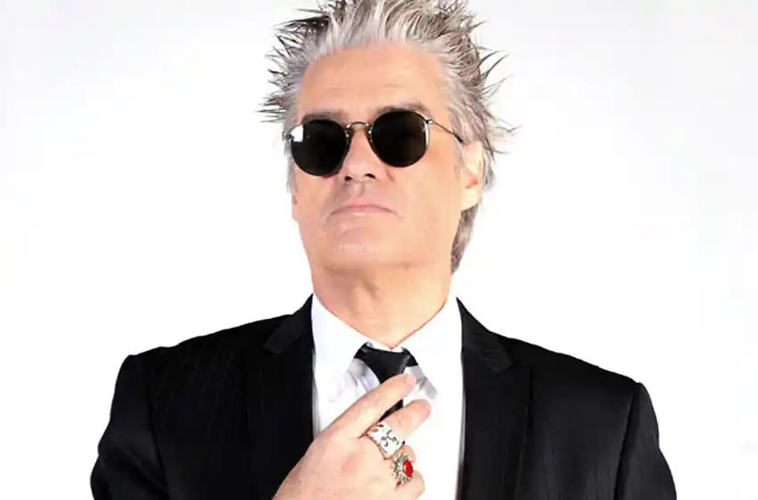 Tras las denuncias por acoso, Roberto Pettinato se alejó de los medios y toca el saxo a la gorra