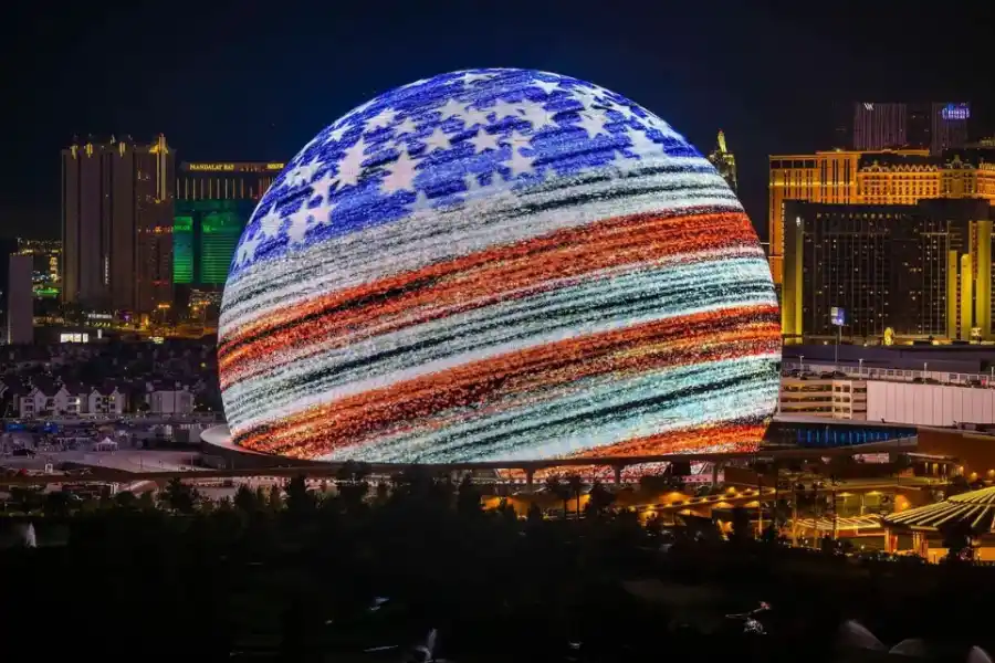El 4 de julio, en el marco del Día de la Independencia de Estados Unidos, el MSG Sphere, se iluminó por primera vez y con la bandera estadounidense