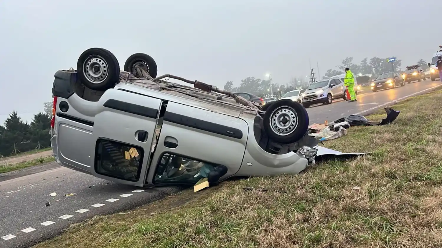 La Renault Kangoo quedó en posición invertida después de intentar esquivar a un camión.