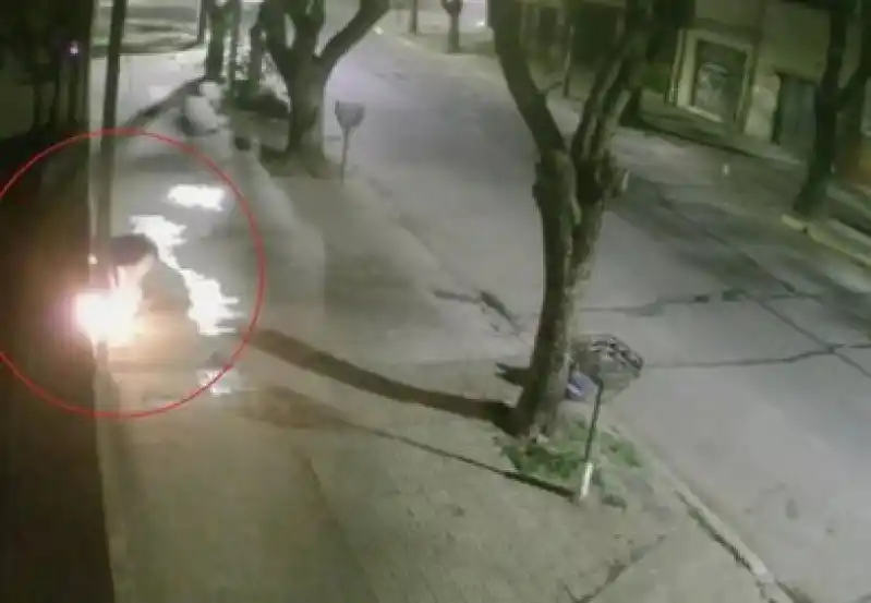 La Plata: Temor por una mujer que sale de noche a quemar portones