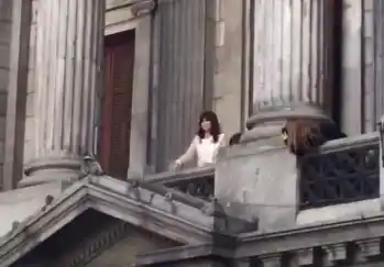 La vicepresidenta salió al balcón: Saludó a la militancia y cantó la marcha peronista
