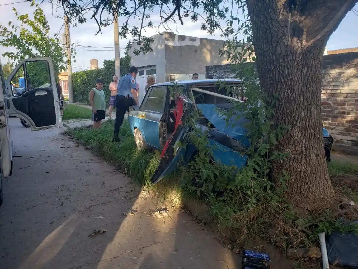 Sigue estable el conductor que chocó contra un árbol