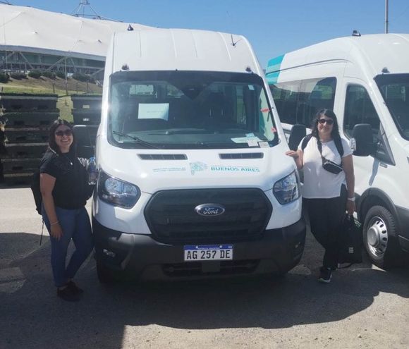 Desde la Provincia entregaron una combi nueva para la Escuela Especial 502