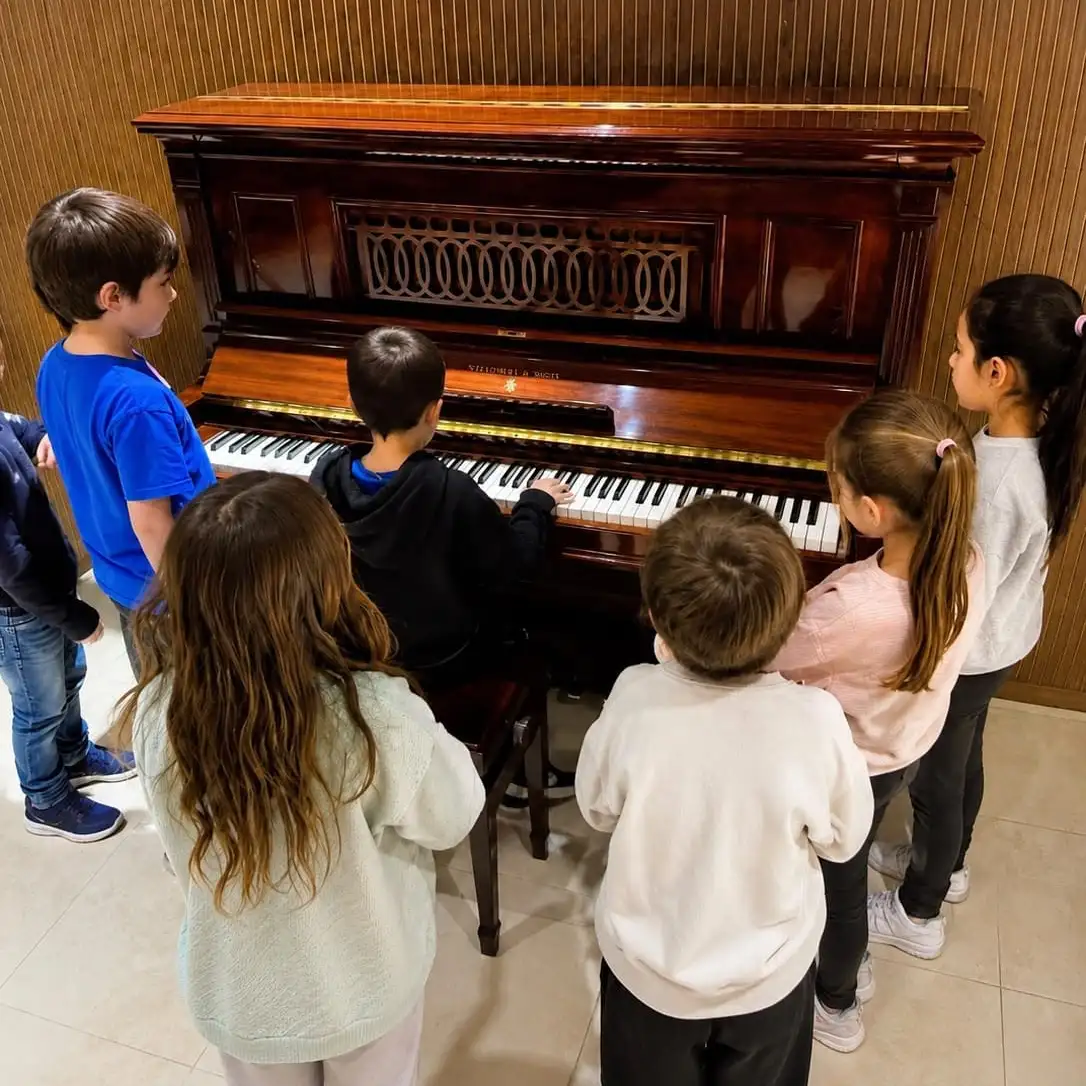 El piano del Titanic en el Tronador, la joya que atrapó a los chicos en vacaciones