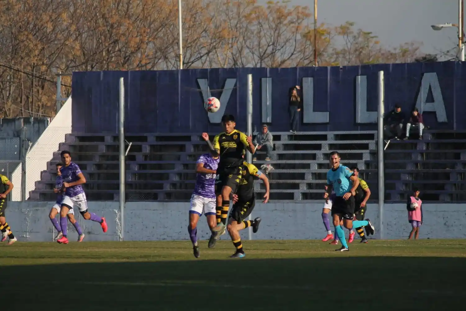 FOTO GABRIEL PALLADINO-PRENSA SACACHISPAS Santillán gana por arriba.