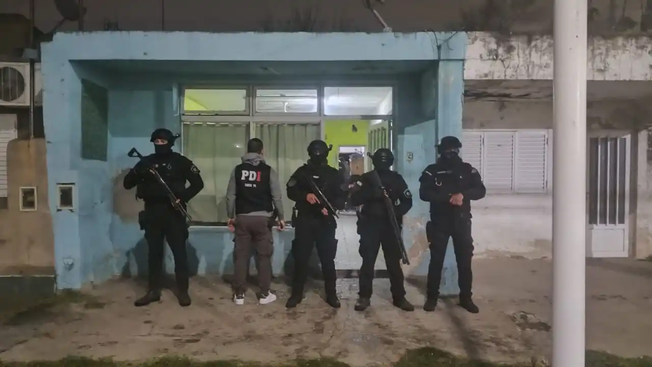 Múltiples allanamientos en Esperanza para tumbar una red de microtráfico: secuestraron droga, dinero, celulares y motos