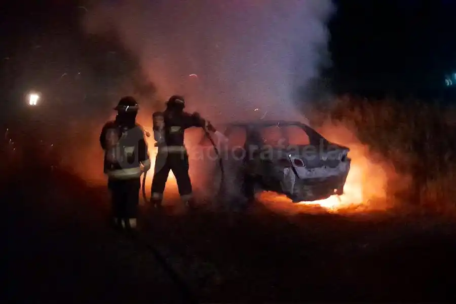 Intensa noche para los Bomberos Zapadores: se incendiaron dos automóviles y una parte de una casa
