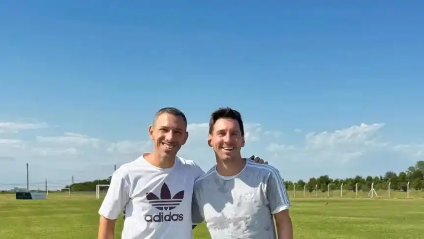 Reencuentro lleno de lepra: Messi y Maxi Rodríguez compartieron una una jornada de mates y fútbol en Rosario