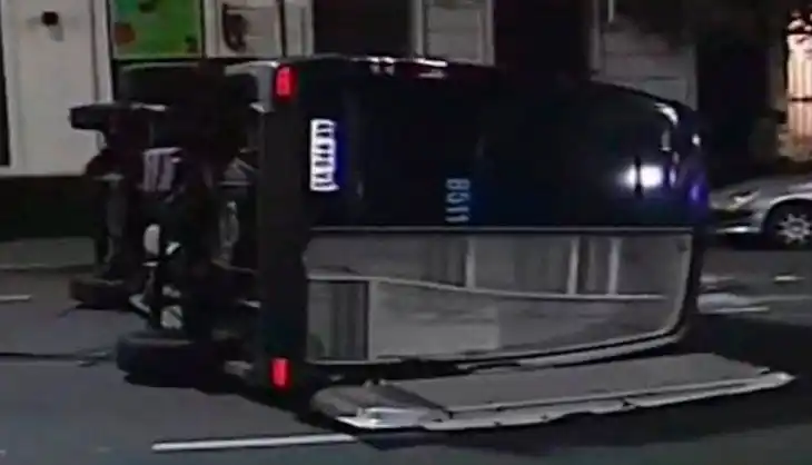 La camioneta que iba a hacer las pericias de Chano chocó con un auto que pasó en rojo y volcó