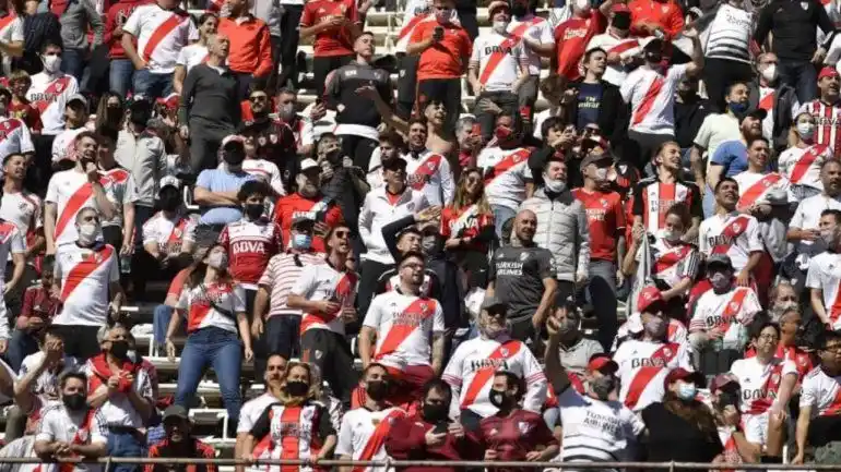 Multaron a River por exceder la cantidad de público en el Superclásico