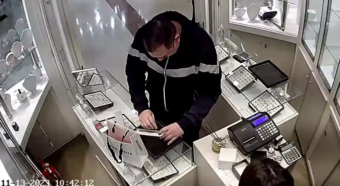 Todo quedó filmado por la cámara de seguridad.