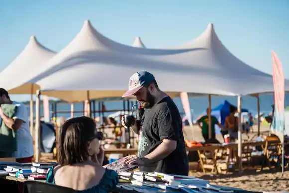 Se invita a un nuevo encuentro de Mágica, libros en la playa