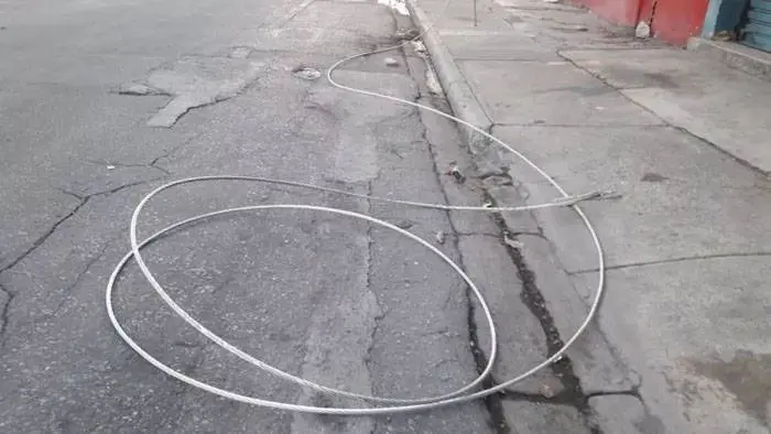 Una joven volvía de bailar y se electrocutó con un cable caído en la calle