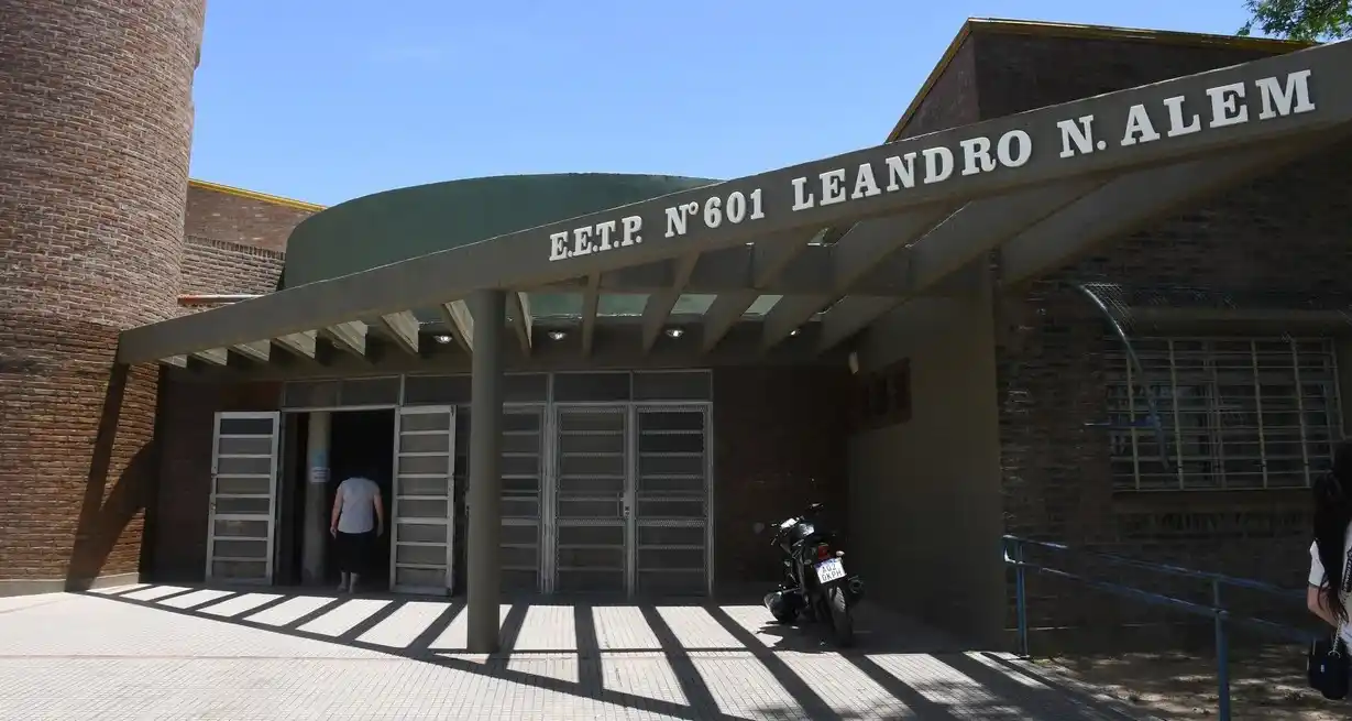 La cruz esvástica con la frase antisemita tuvo como blanco a la escuela Técnica Leandro Alem, ubicada en Santiago de Chile al 2200, en el barrio Roma de la capital santafesina. Crédito: Flavio Raina.