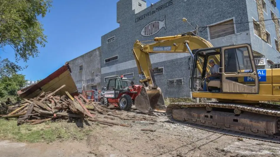 La Municipalidad retiró un barco que estuvo abandonado en plena calle por más de 40 años
