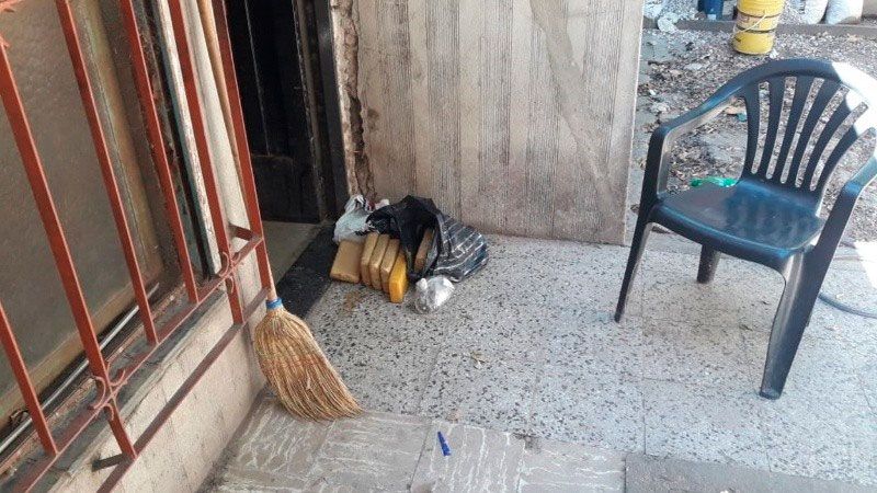 Fue al patio a buscar paltas y encontró nueve panes de marihuana